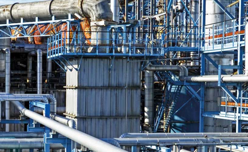 Industrieller Bau mit vielen grauen Rohren und Leitungen