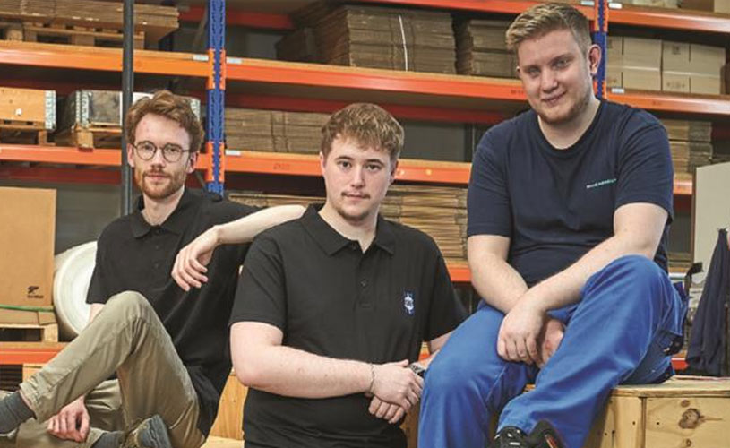 Three apprentices at Georg Schünemann in layers on crates